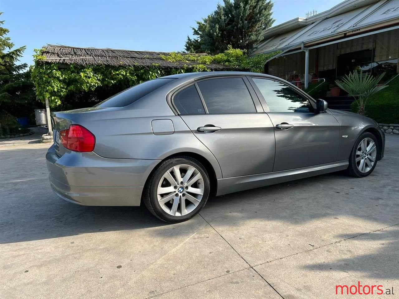 2010' BMW 318 photo #3