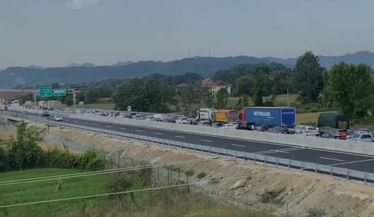 Radhë kilometrike në autostradën e re Thumanë-Kashar, hiqet përkohësisht pagesa! Dy sportelet nuk përballojnë dot fluksin