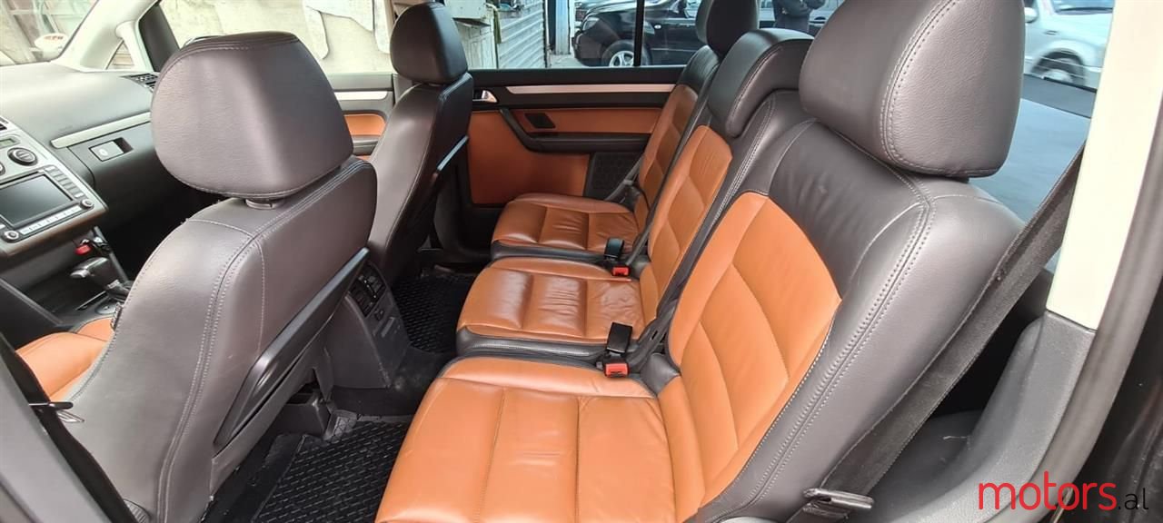 2008' Volkswagen Touran photo #6