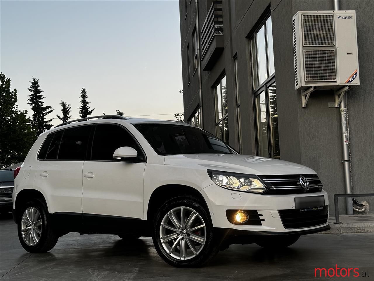 2012' Volkswagen Tiguan photo #3