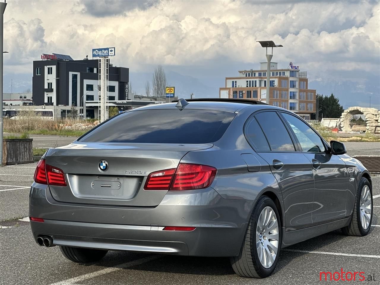 2011' BMW 528 photo #3