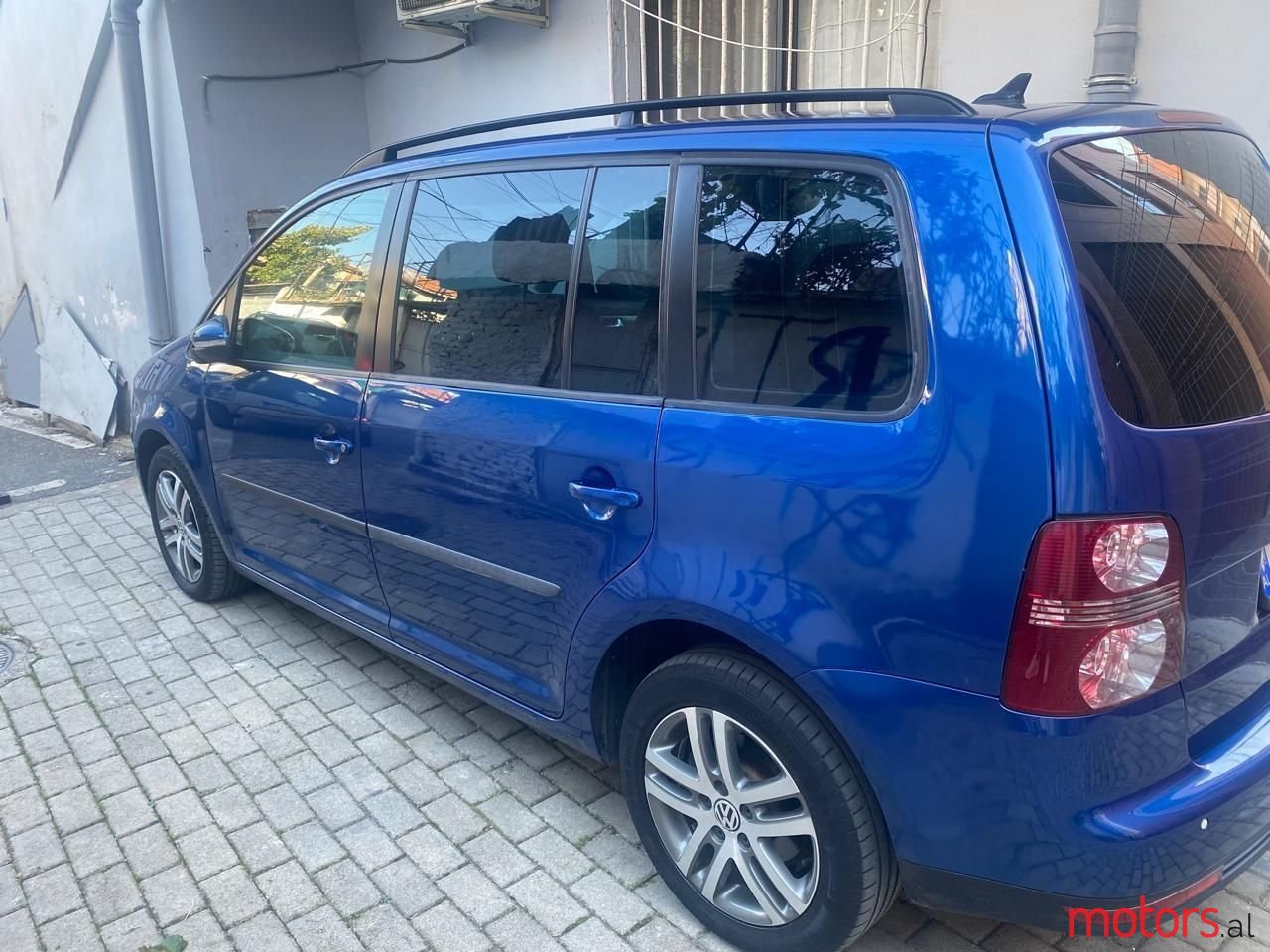 2009' Volkswagen Touran photo #3