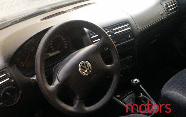 2002' Volkswagen Golf photo #2