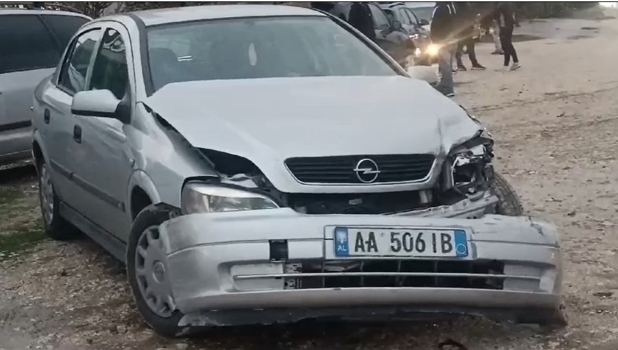 Aksident në Fier-Lushnje, makina del nga rruga dhe përplas dy mjete të parkuara