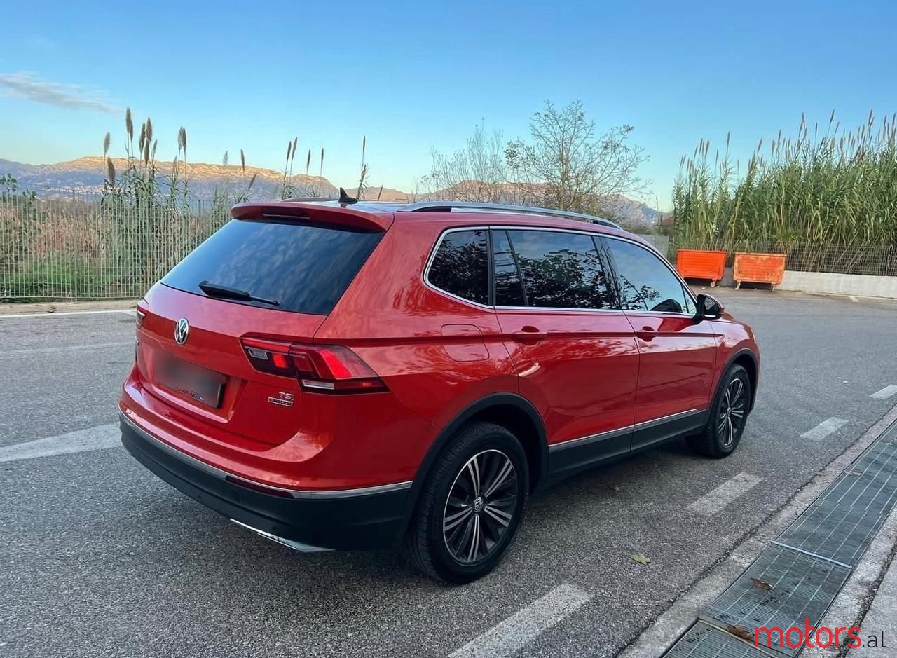 2018' Volkswagen Tiguan photo #3