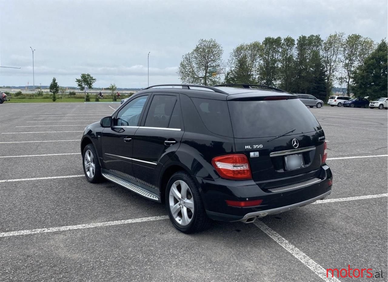 2010' Mercedes-Benz 300 photo #4