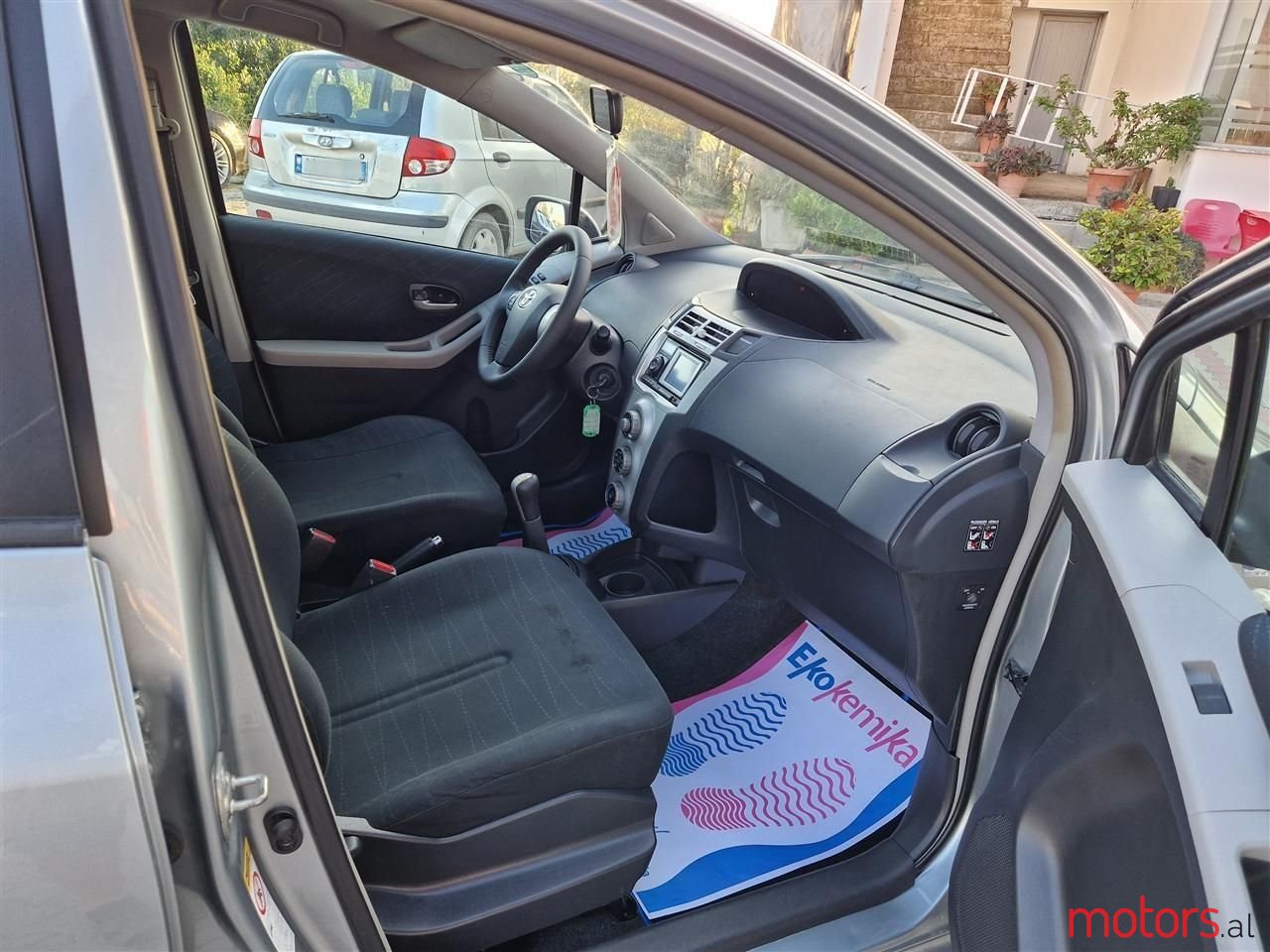 2009' Toyota Yaris photo #5