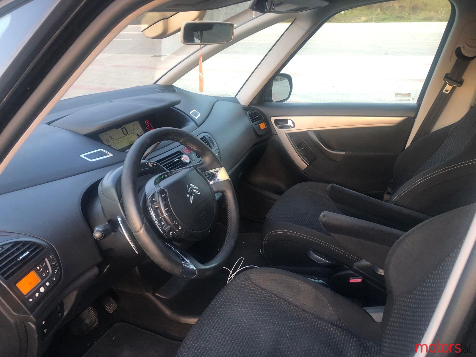 2011' Citroen C4 photo #2