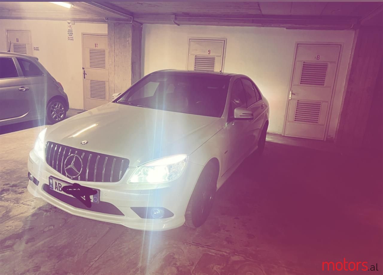 2010' Mercedes-Benz 300 photo #3