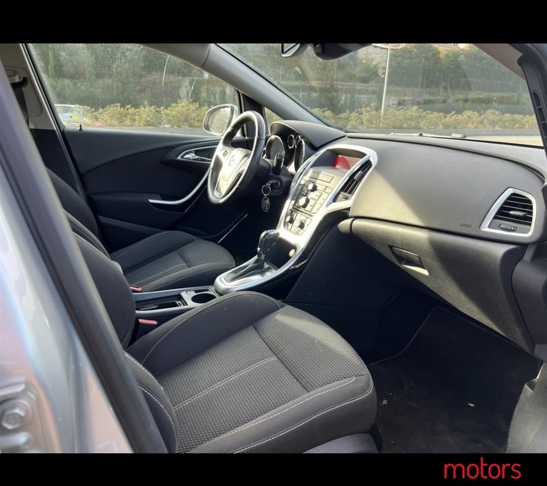 2012' Opel Astra photo #3