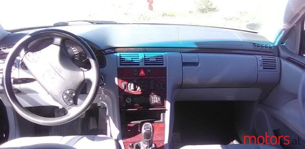 2000' Mercedes-Benz E 220 photo #2
