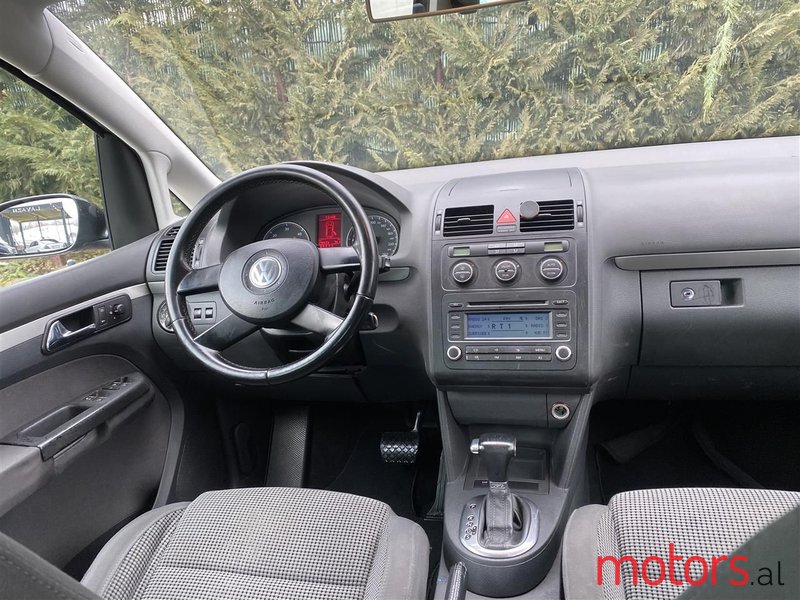 2006' Volkswagen Touran photo #2