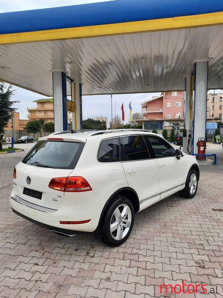 2011' Volkswagen Touareg photo #2