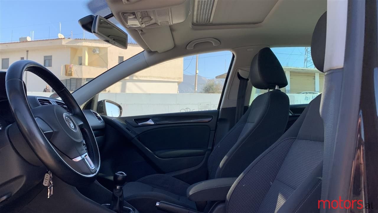 2009' Volkswagen Golf photo #2