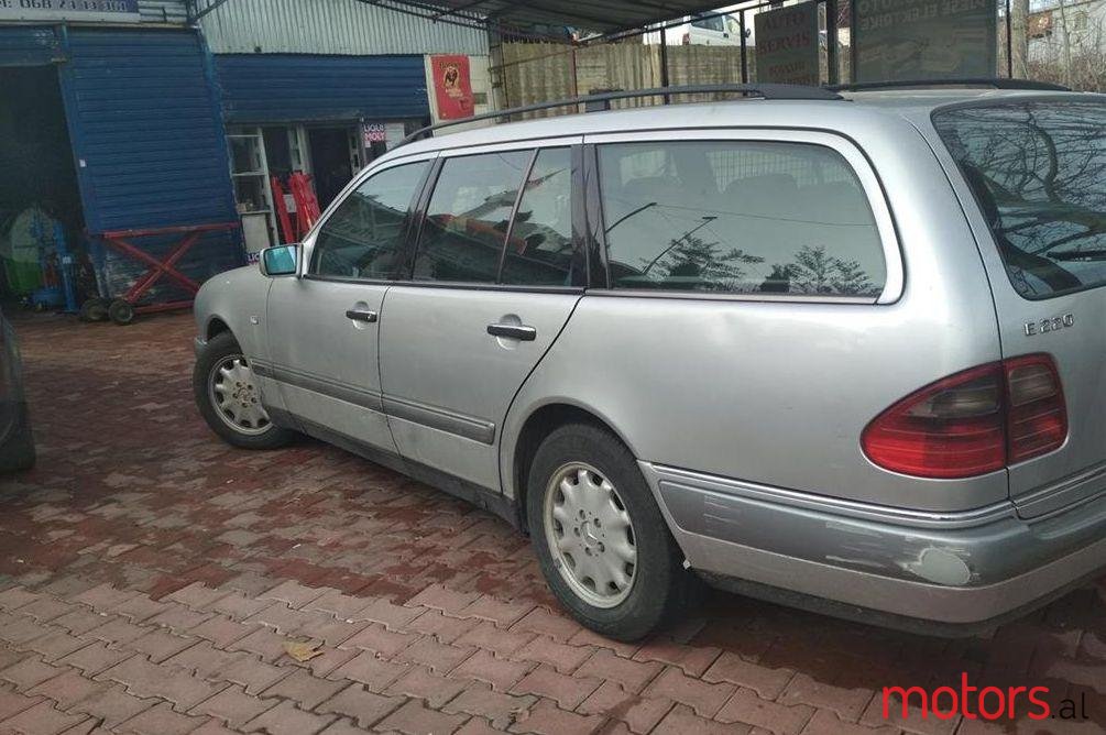 2000' Mercedes-Benz 220 photo #1