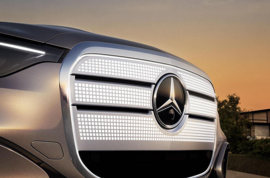 The Mercedes-Benz GLC EV’s Grille Has 942 Illuminated Pixels