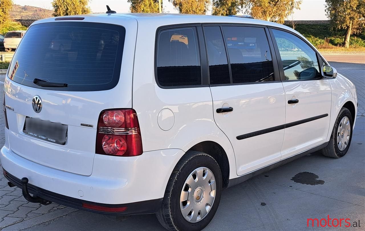 2009' Volkswagen Touran photo #4