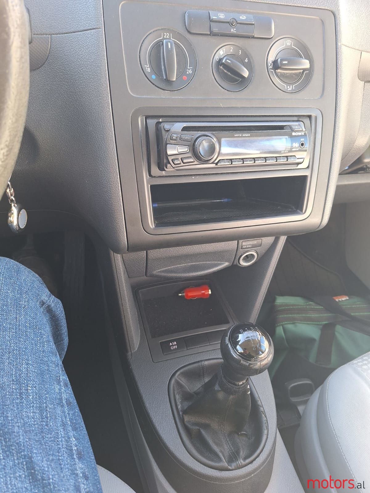 2011' Volkswagen Caddy photo #6