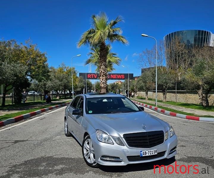 2011' Mercedes-Benz E 200 photo #3