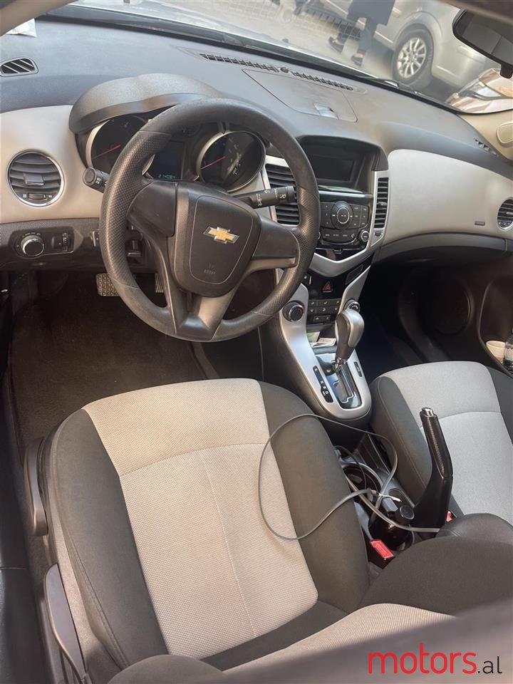 2011' Chevrolet Cruze photo #3