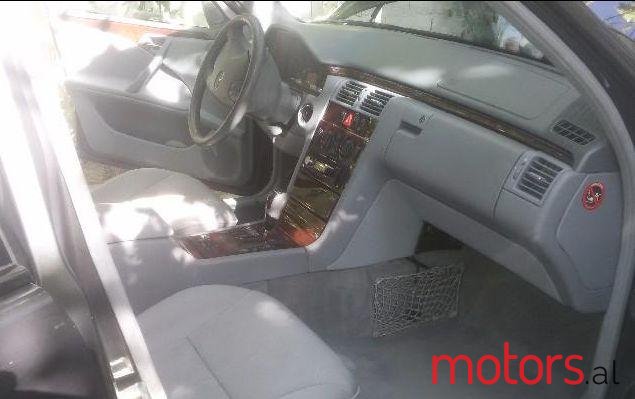 2002' Mercedes-Benz E-Class photo #1