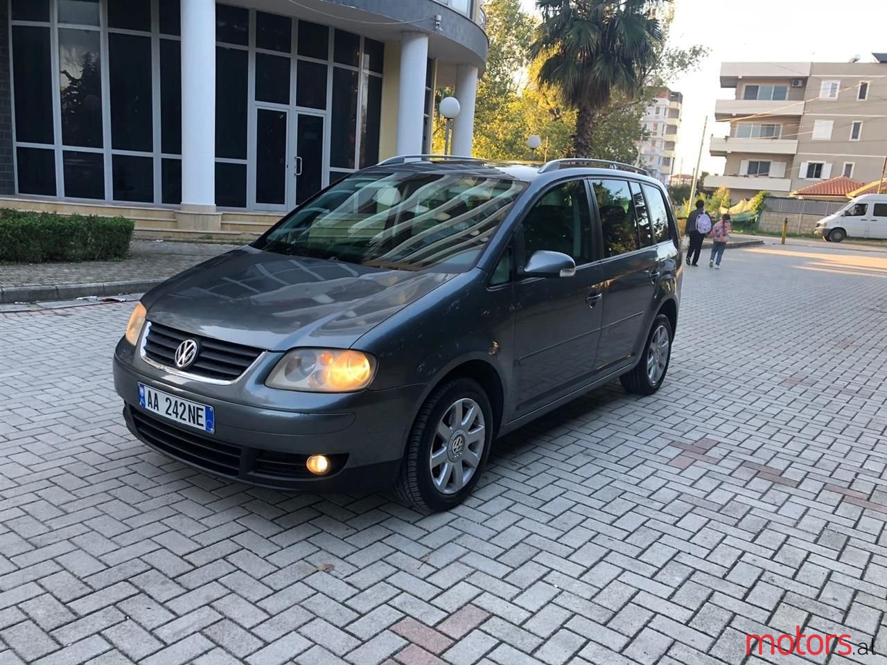 2005' Volkswagen Touran photo #4