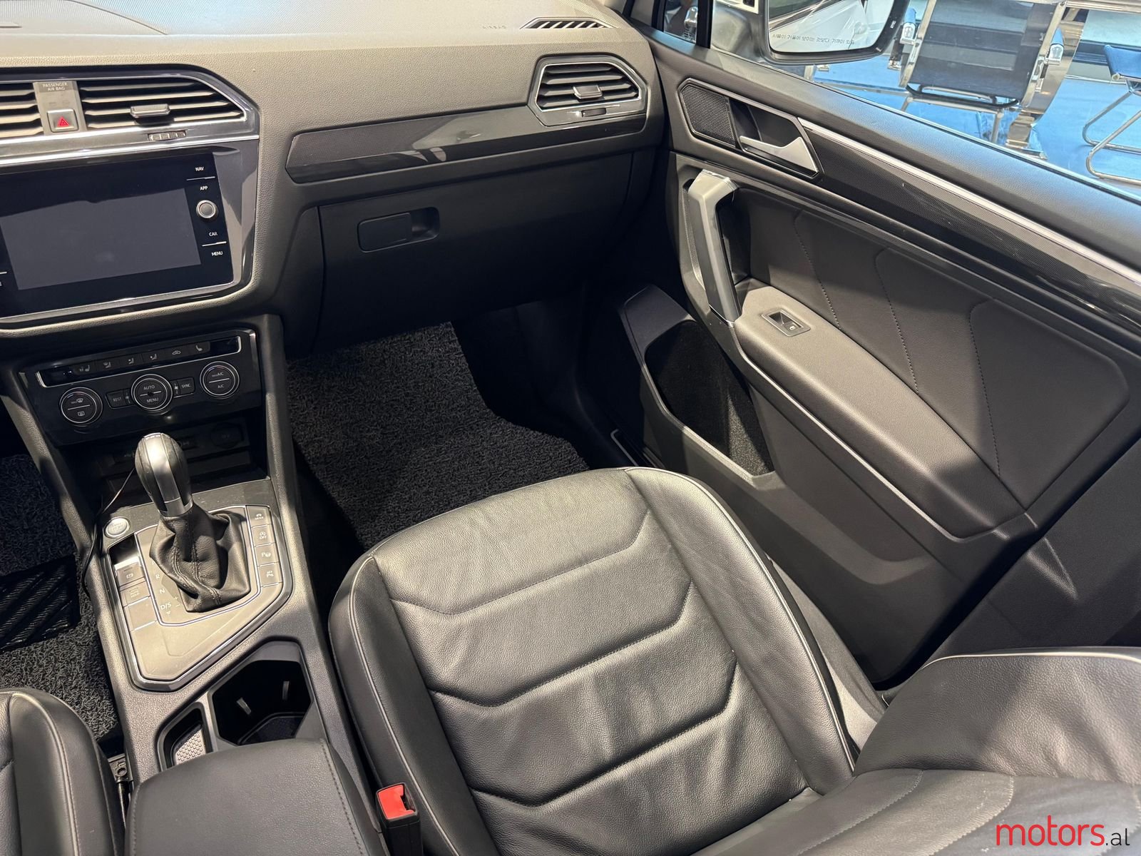 2018' Volkswagen Tiguan photo #5