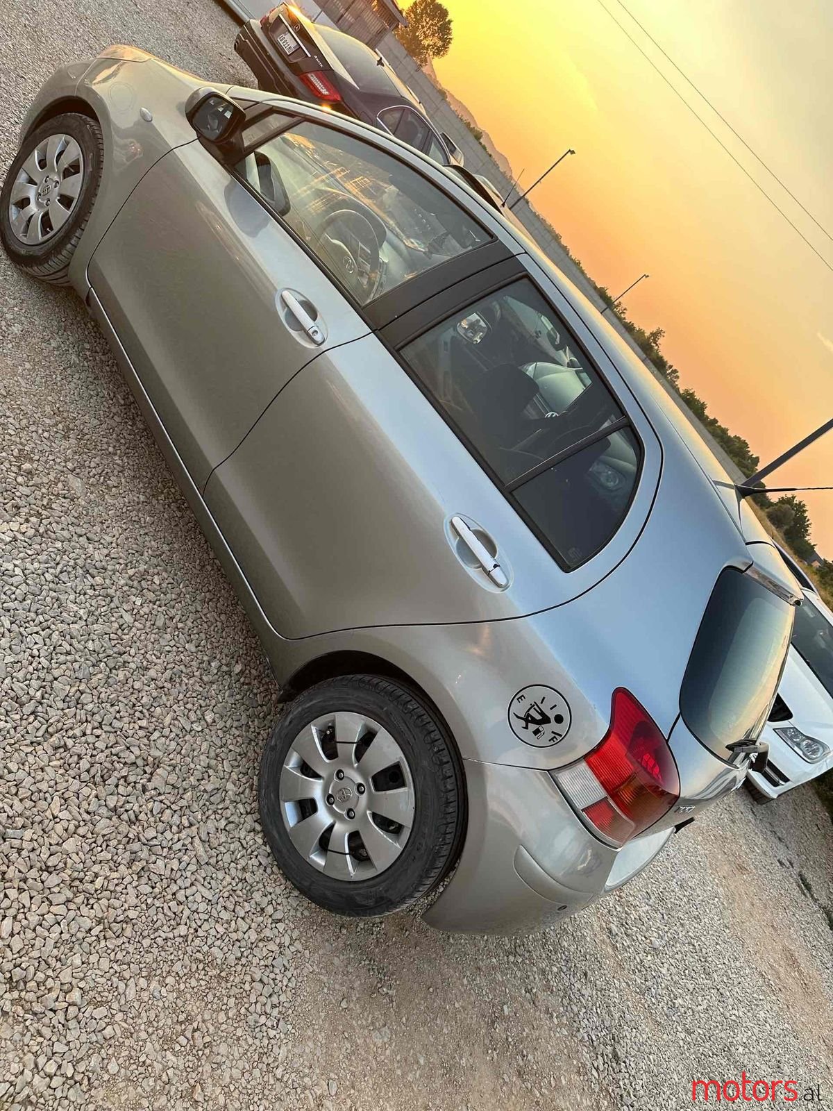 2010' Toyota Yaris photo #2