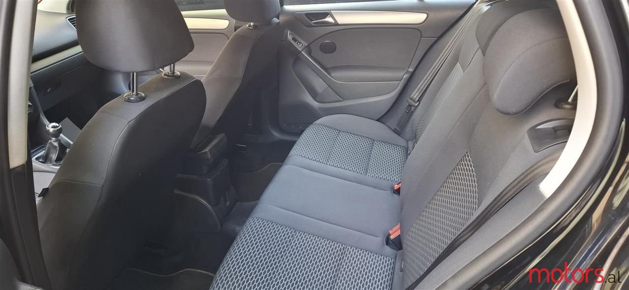 2011' Volkswagen Golf photo #4