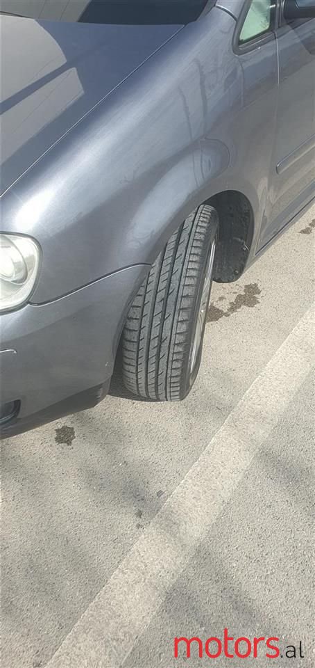 2004' Volkswagen Touran photo #5