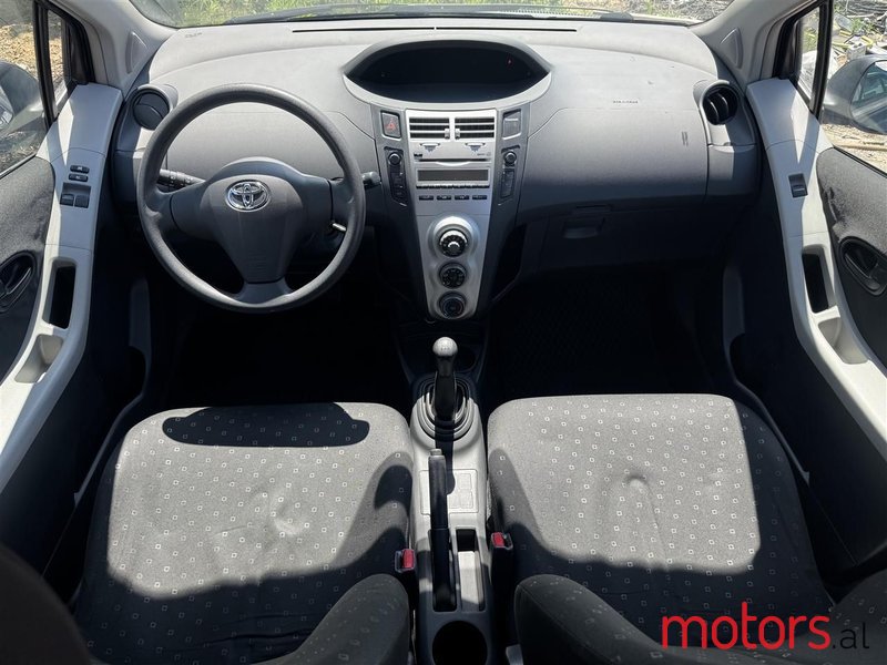 2008' Toyota Yaris photo #4