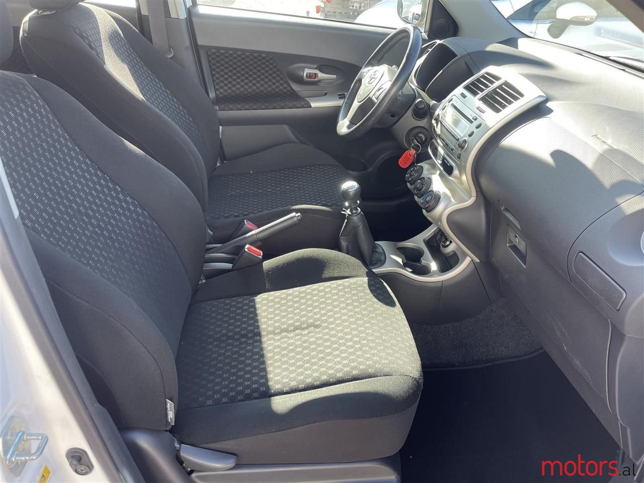 2009' Toyota Urban Cruiser photo #4