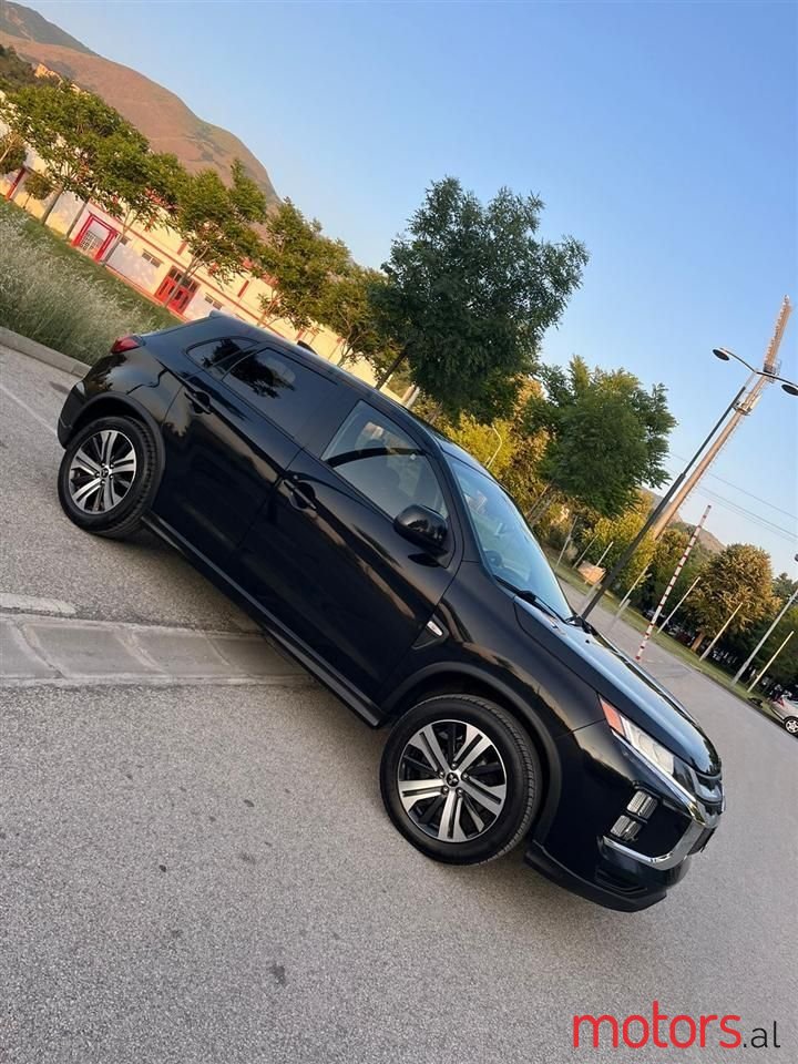 2020' Mitsubishi Outlander photo #3