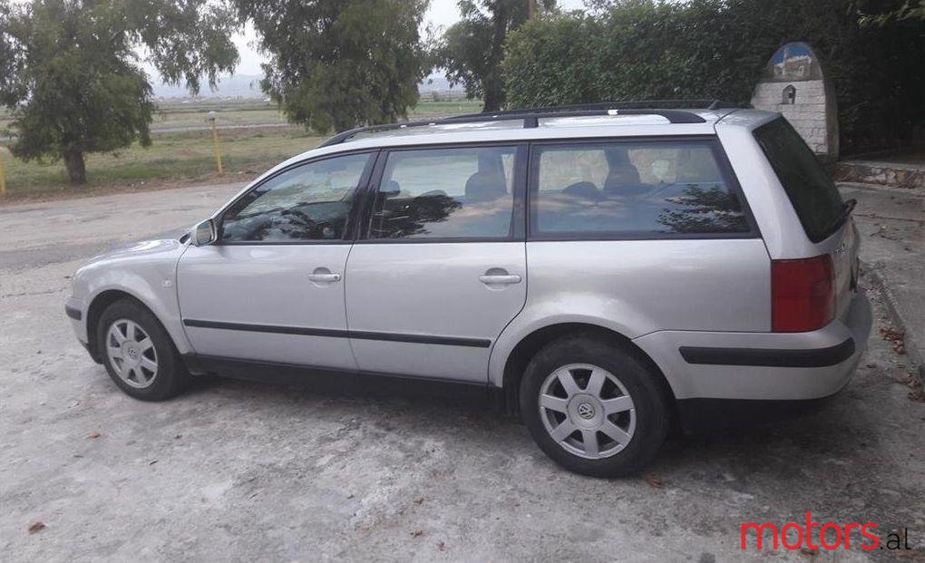 2001' Volkswagen Passat photo #1