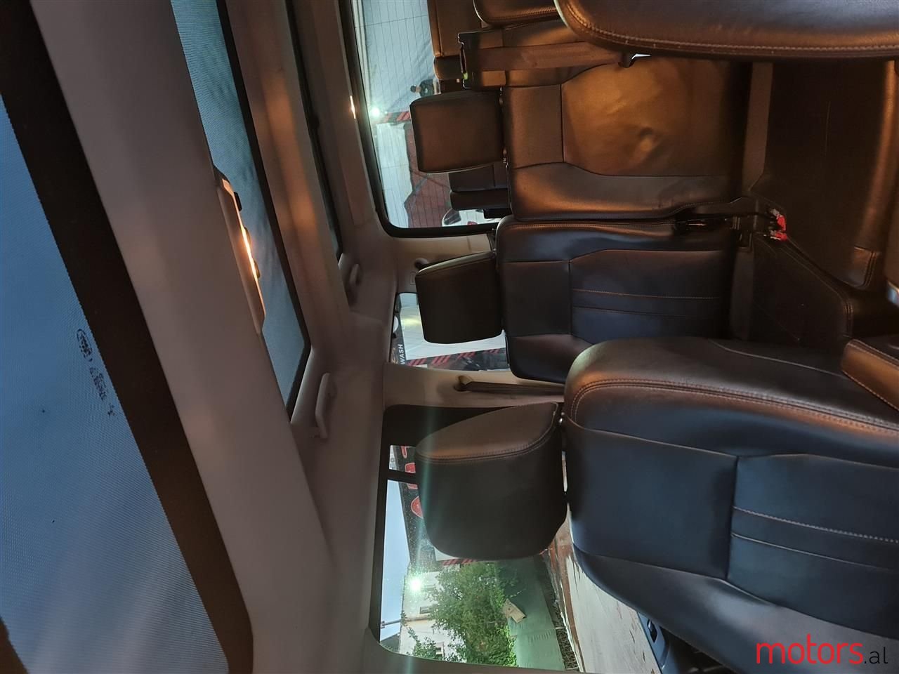 2015' Land Rover Discovery photo #2