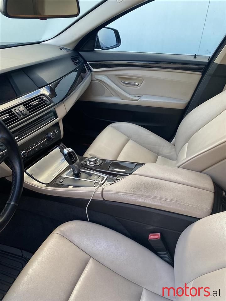 2011' BMW 528 photo #3