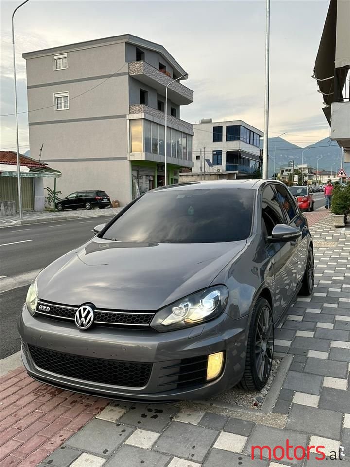 2011' Volkswagen Golf photo #1