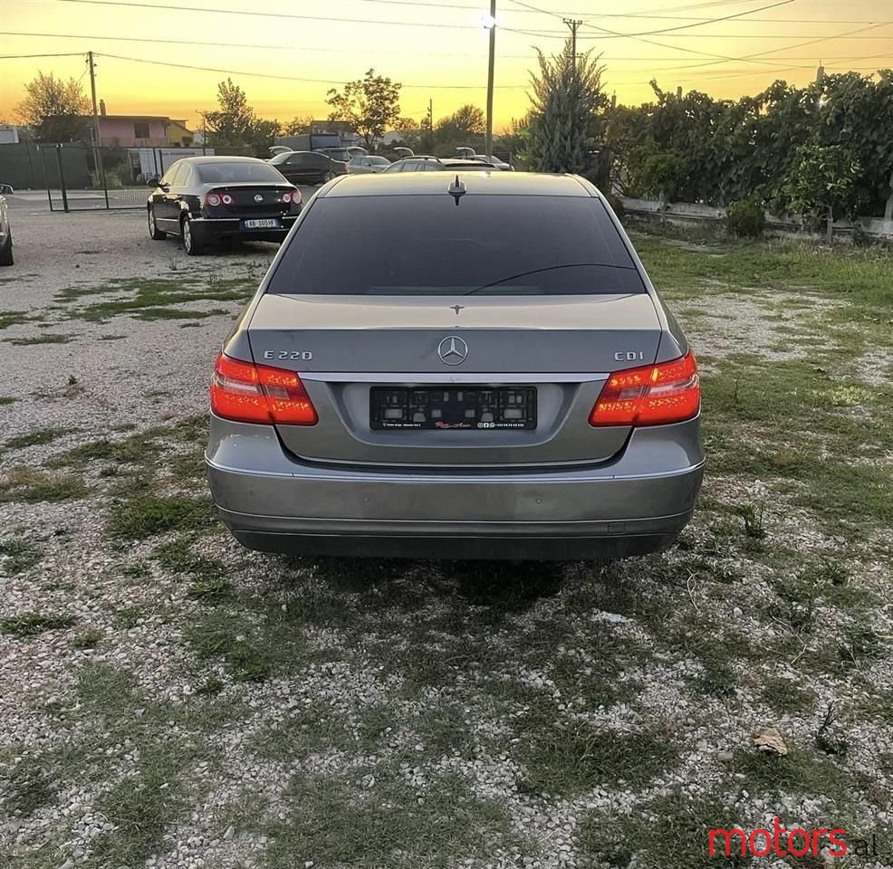 2011' Mercedes-Benz E 220 photo #6