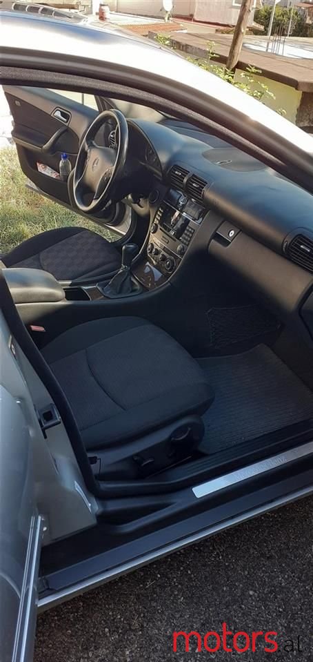 2004' Mercedes-Benz C 220 photo #2