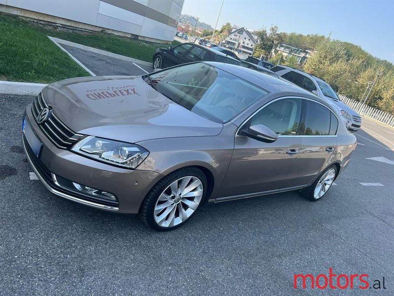 2011' Volkswagen Passat photo #4