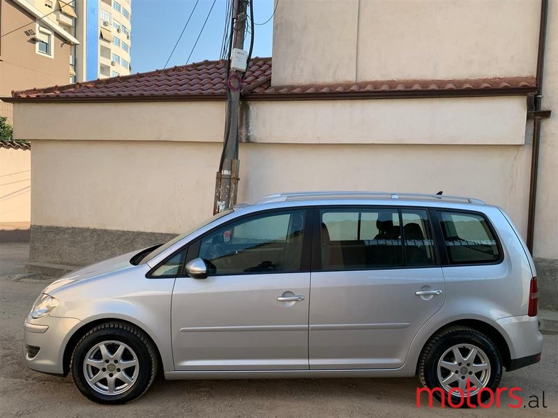 2009' Volkswagen Touran photo #3