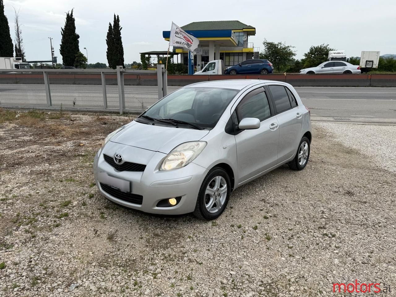 2011' Toyota Yaris photo #3