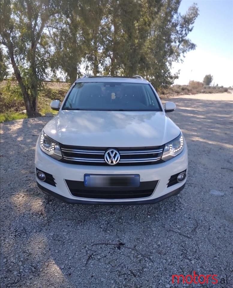 2015' Volkswagen Tiguan photo #3
