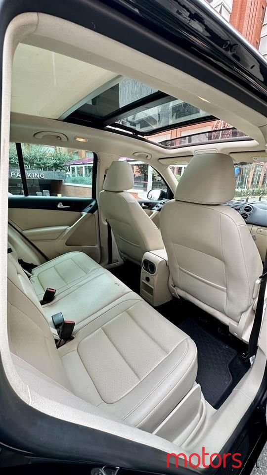 2012' Volkswagen Tiguan photo #6