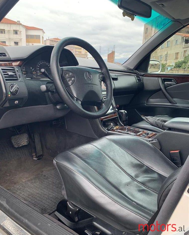 2001' Mercedes-Benz E 320 photo #1