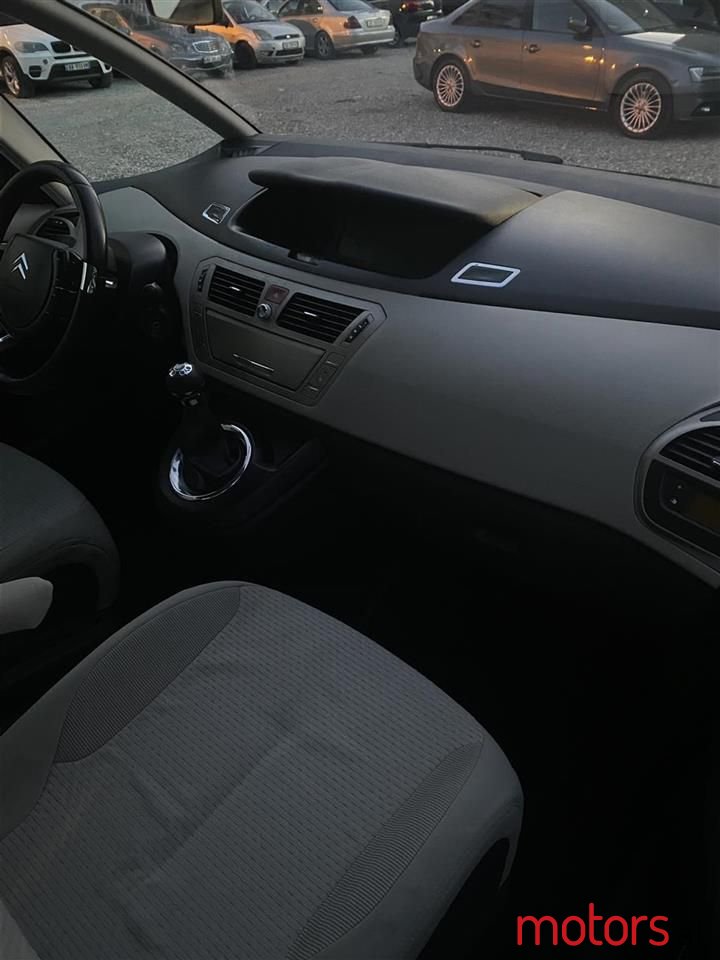 2008' Citroen C4 photo #2