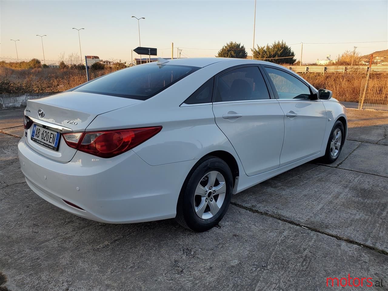 2010' Hyundai Sonata photo #3