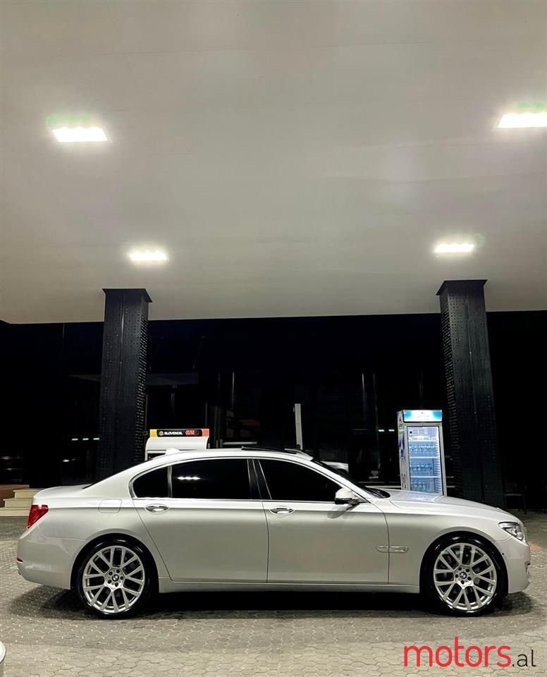 2009' BMW 750 photo #2