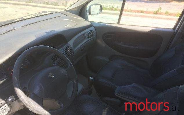 2001' Renault Scenic photo #2
