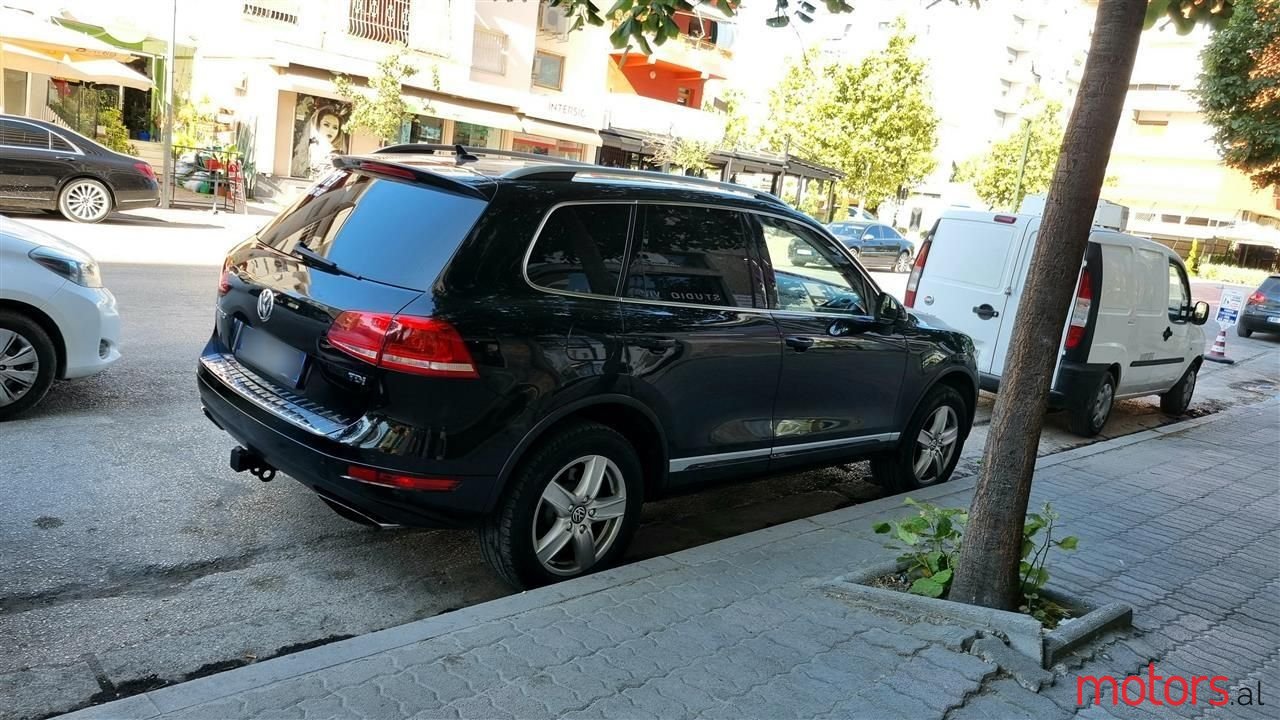 2012' Volkswagen Touareg photo #6